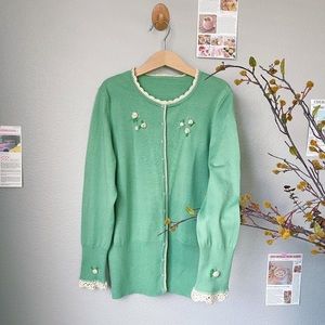 Very cute vintage light cardigan with touch of lace